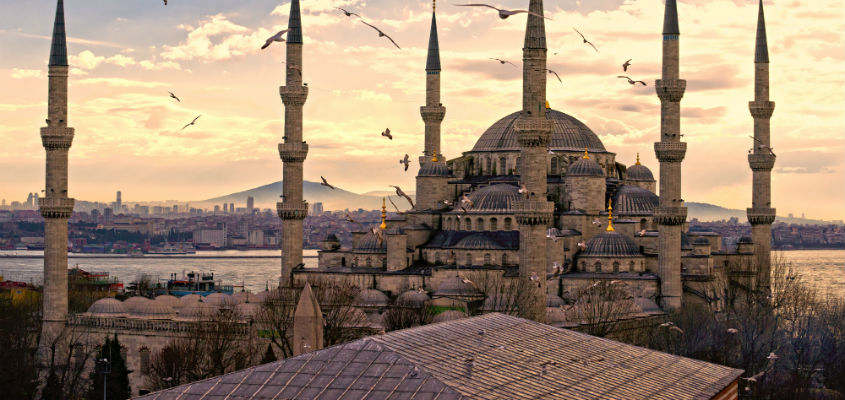 Golf-in-Blue-Mosque-Istanbul-Turkey